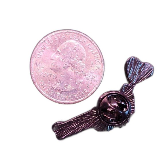 Small Skeleton  hand with pink heart lollipop enamel pin - Picture 2 of 2